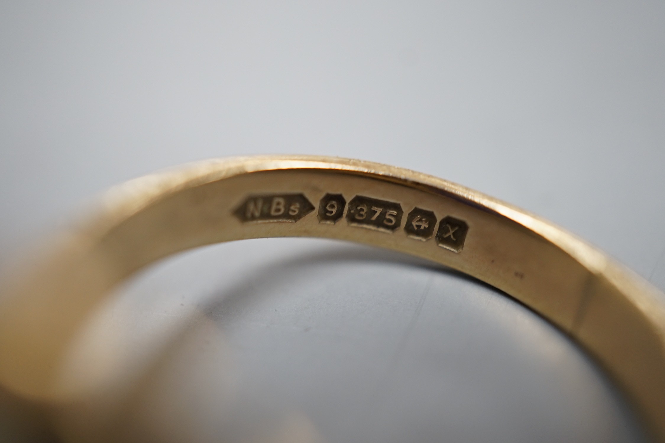 A modern 9ct gold and enamel masonic swivel head signet ring, size R, gross weight 7.1 grams.
